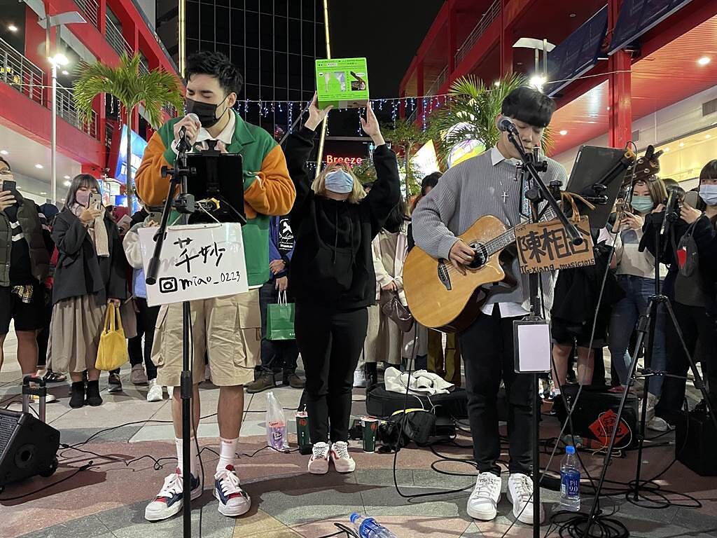 偉晉（左）昨現身台北信義區與街頭藝人開心合唱。（愛貝克思提供）