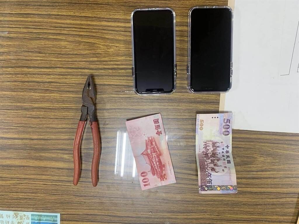警方查獲2嫌犯以贓款購買的手機及餘款600元。（讀者提供／劉秀芬台南傳真）
