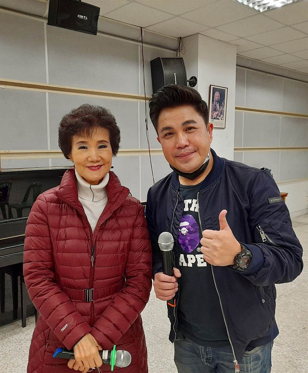吳靜嫻（左）在松山社大教唱已18年，近來決定交棒給「景行廳男孩」林智賢。松山社大提供   
