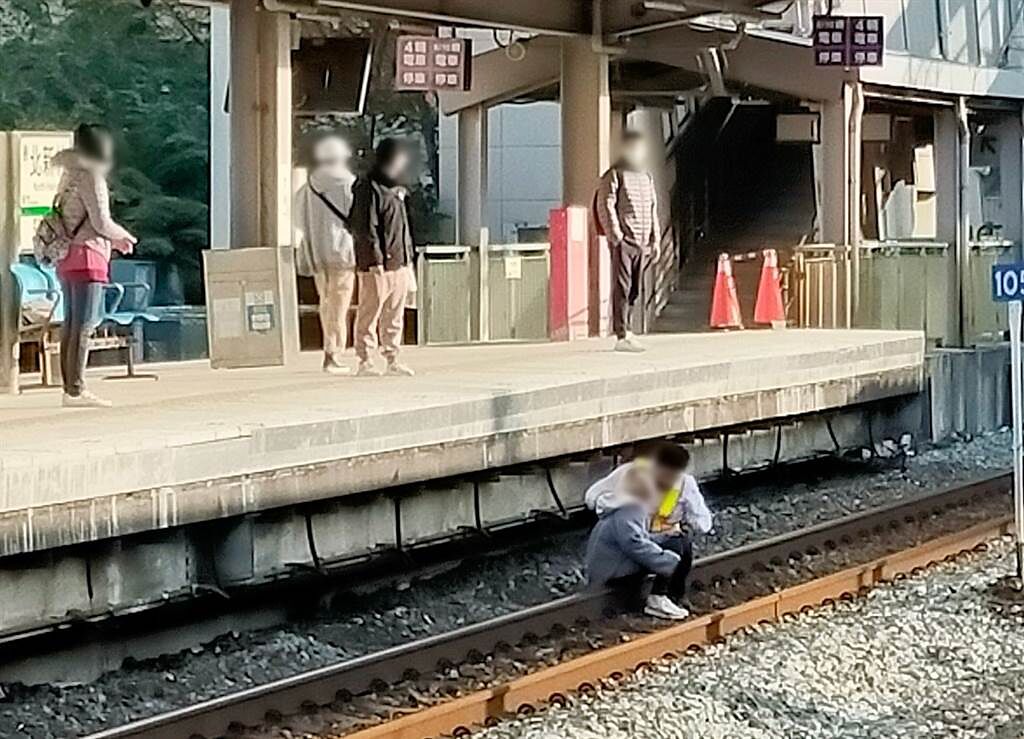 一名男乘客在北新竹站乘車時，目擊另名女乘客不小心滑落鐵軌，但所幸站務人員機警的處置，並未釀成人員傷亡。（翻攝臉書社團《新竹人新竹事》）
