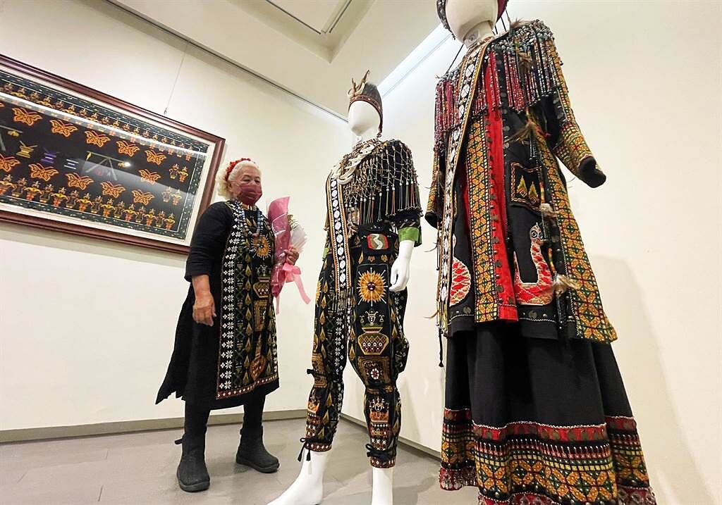 傳統工藝人間國寶陳利友妹在台東縣藝文中心展出40多件傳統刺繡作品，展期到1月27日止。（莊哲權攝）