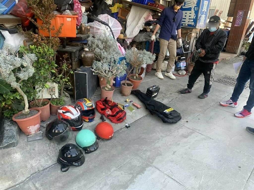警方在台中市東區將何嫌查緝到案，並查扣安全帽17頂、電吉他1支及腳踏車等證物。（民眾提供／盧金足台中傳真）