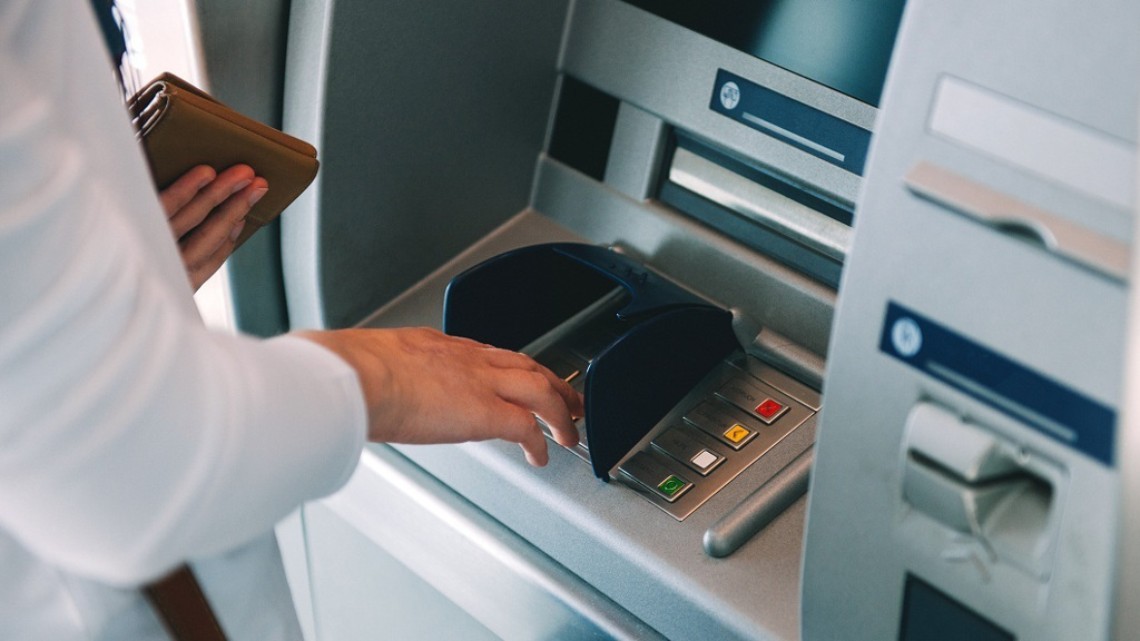 雇主發薪多用ATM轉帳(圖/Shutterstock)