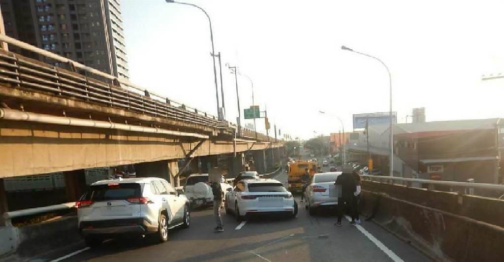 台中市西屯區朝馬路匝道15日下午4時，發生追撞交通事故。（民眾提供／盧金足台中傳真）