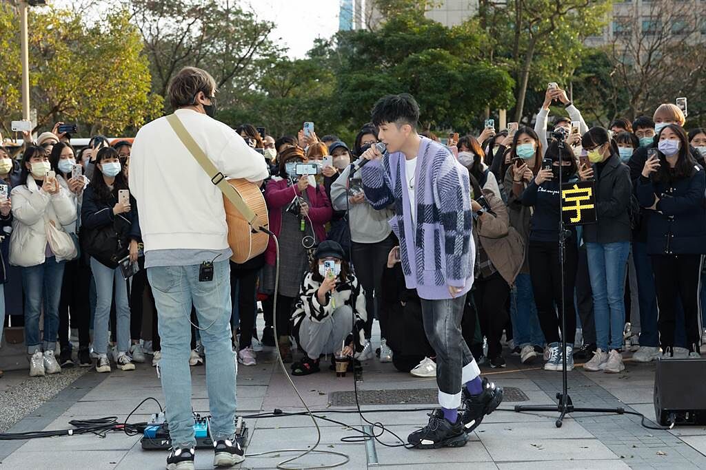 小宇昨無預警現身台北信義區街頭獻唱。（華納音樂提供）
