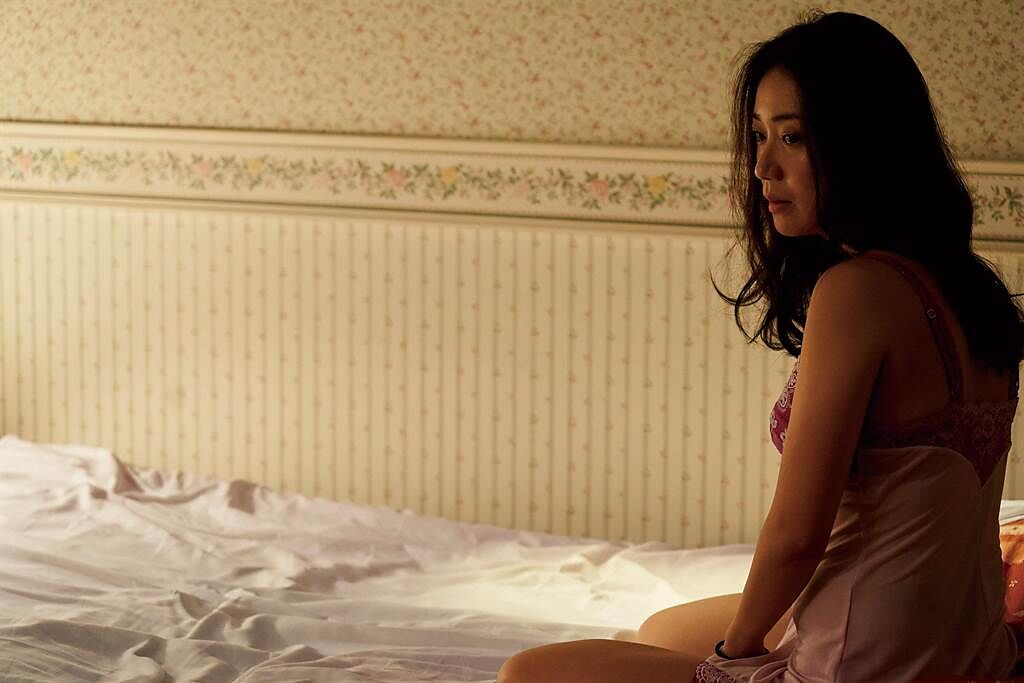 大島優子在《說不出口的愛》中上演激烈床戲。（希望行銷提供）