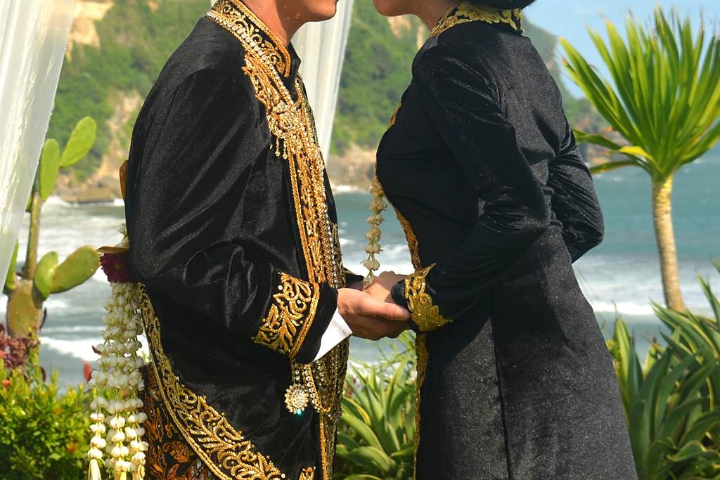 印尼一名63歲婦人在守寡40年後，在本月9日嫁給小自己19歲的丈夫。(示意圖/達志影像)