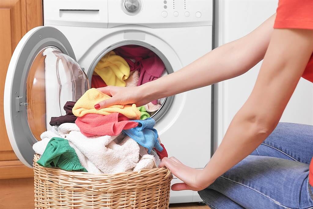 一名女網友剛搬新家，打算購入洗脫烘一體式洗衣機，過來人建議，「洗跟烘的功能最好分開」。（示意圖／Shutterstock）