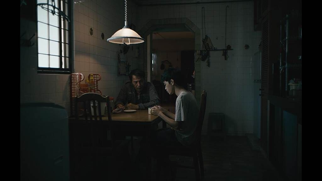 《明天比昨天長久》由戴立忍（左）與新加坡素人演員陳嘉良飾演父子。（飛望影像提供）