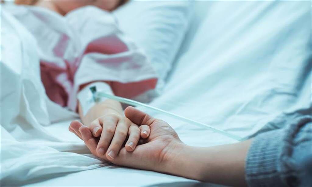 母親住院卻因荒唐原因無法到場照料(圖/Shutterstock)