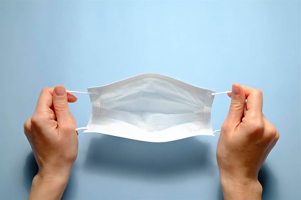 醫師陳志金提醒，脫口罩時要拿著口罩的耳掛，再將口罩丟進有蓋的垃圾桶中，並馬上洗手。（示意圖／Shutterstock）