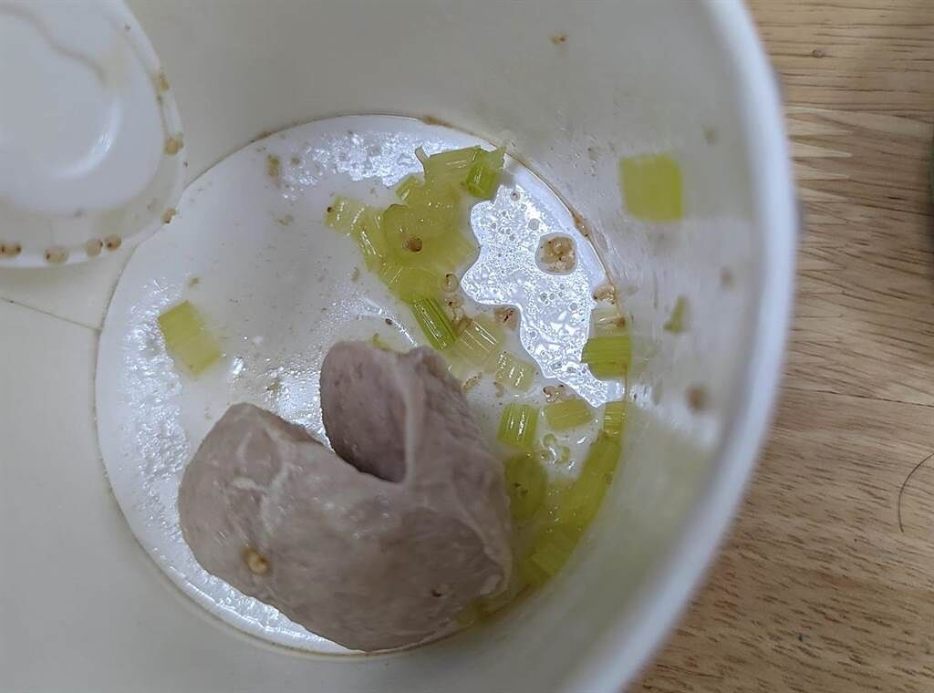 一名男網友在外送平台點了一碗貢丸湯，不料上面浮著滿滿的「白芝麻」其實全都是蟲，忍不住直呼「有夠噁」。（圖／翻攝臉書社團爆料公社公開版）