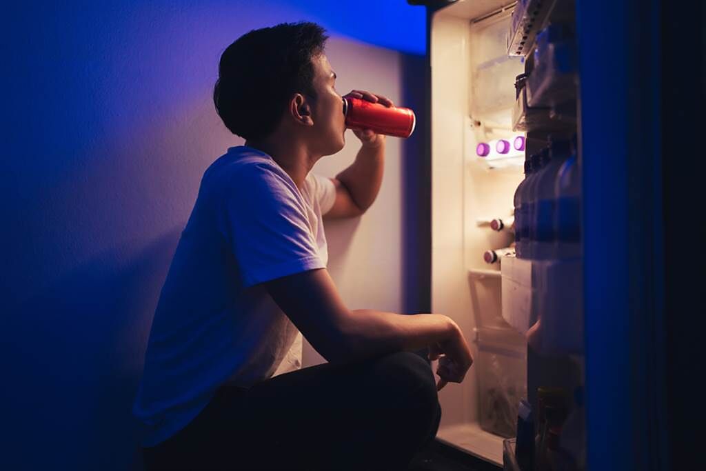 少年開冰箱「喝咖啡」後吐到險死 阿嬤懊惱：他喝到我裝的優碘。(示意圖/Shutterstock)