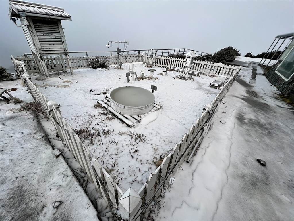 受鋒面通過及東北季風南下，玉山氣象站今晨下雪，積雪高度約1.0公分。(氣象局提供)