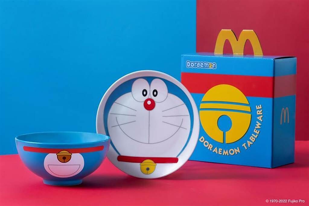 麥當勞「哆啦A夢-經典陶瓷碗盤套裝組」，可自用裝點心、送禮表心意。圖／台灣麥當勞提供