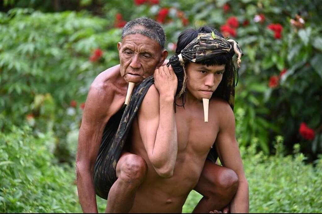 居住在亞馬遜叢林的原住民青年，揹著父親徒步6小時，走出雨林到接種站打疫苗，讓人看了非常感動。(圖翻攝自IG/erikjenningssimoes)