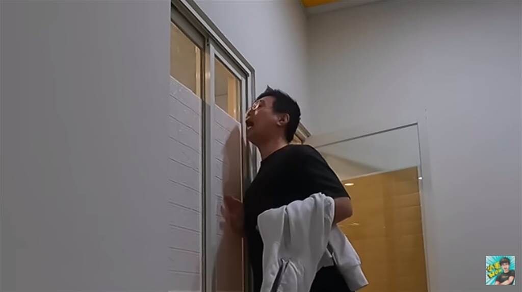 該民宿浴室窗戶僅用一塊大小不符合的隔板遮擋，墊腳就可以看到裡面的人在做什麼。（圖／翻攝自YouTube頻道小毛）