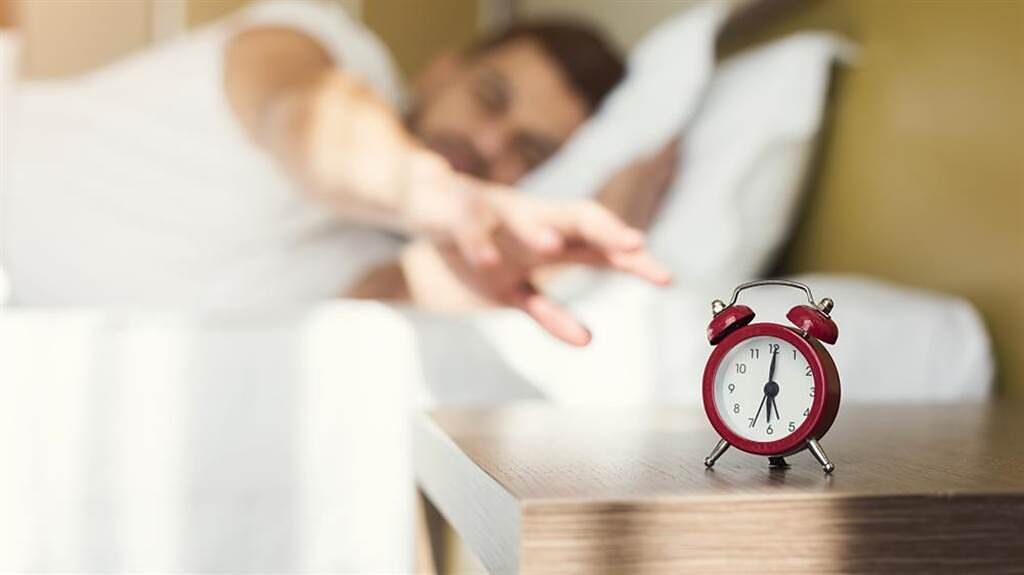 晨起就怕血壓突然飆高 醫籲7類人：先賴床再起床。(示意圖/Shutterstock)