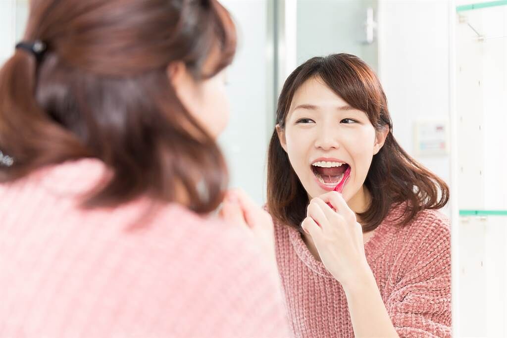 牙科醫生葉昭孝建議，潔牙時可以先用牙線再用牙刷，能增強牙縫保護力。(示意圖/達志影像)