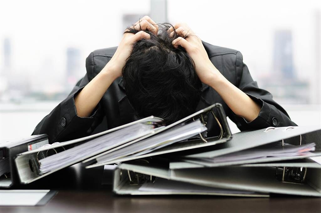 一名男網友抱怨，比他早幾個月入職的同事明明經常偷懶，卻比他更早升遷，直呼「真的會氣死」。（示意圖／Shutterstock）