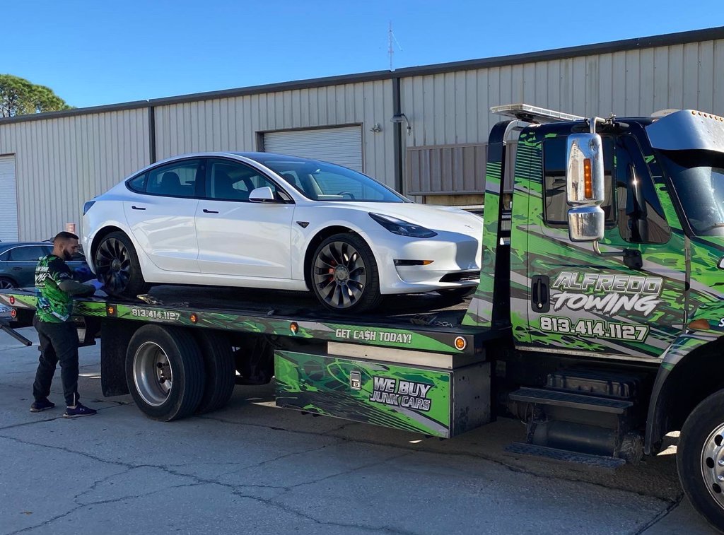美國一名特斯拉Model 3 Performance的車主，領到車沒多久就上了拖車回廠。（圖／翻攝自Twitter@aprildawn78）