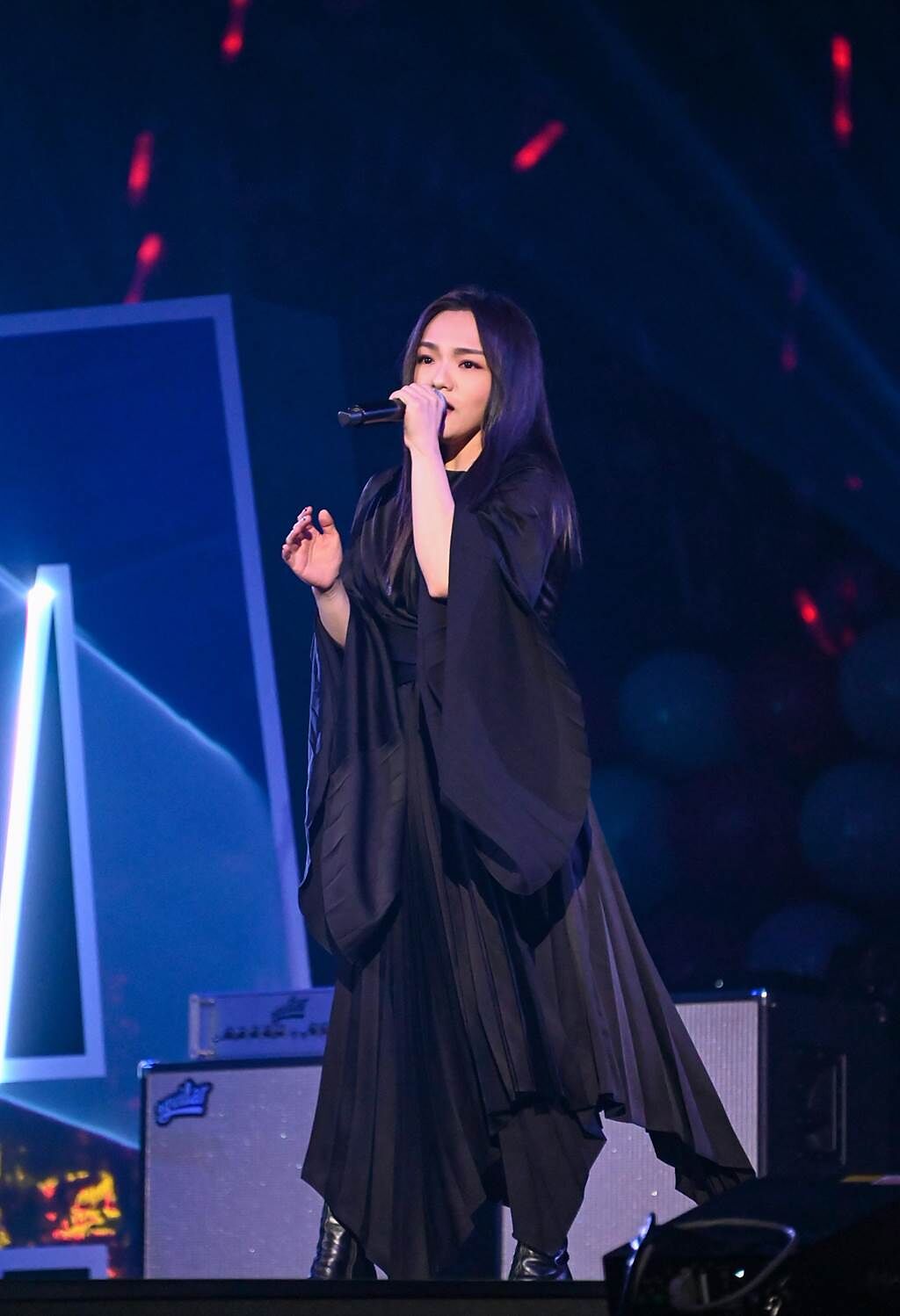 「金曲歌后」徐佳瑩首登《紅白》用溫暖歌聲感動全場觀眾。（台視提供）
