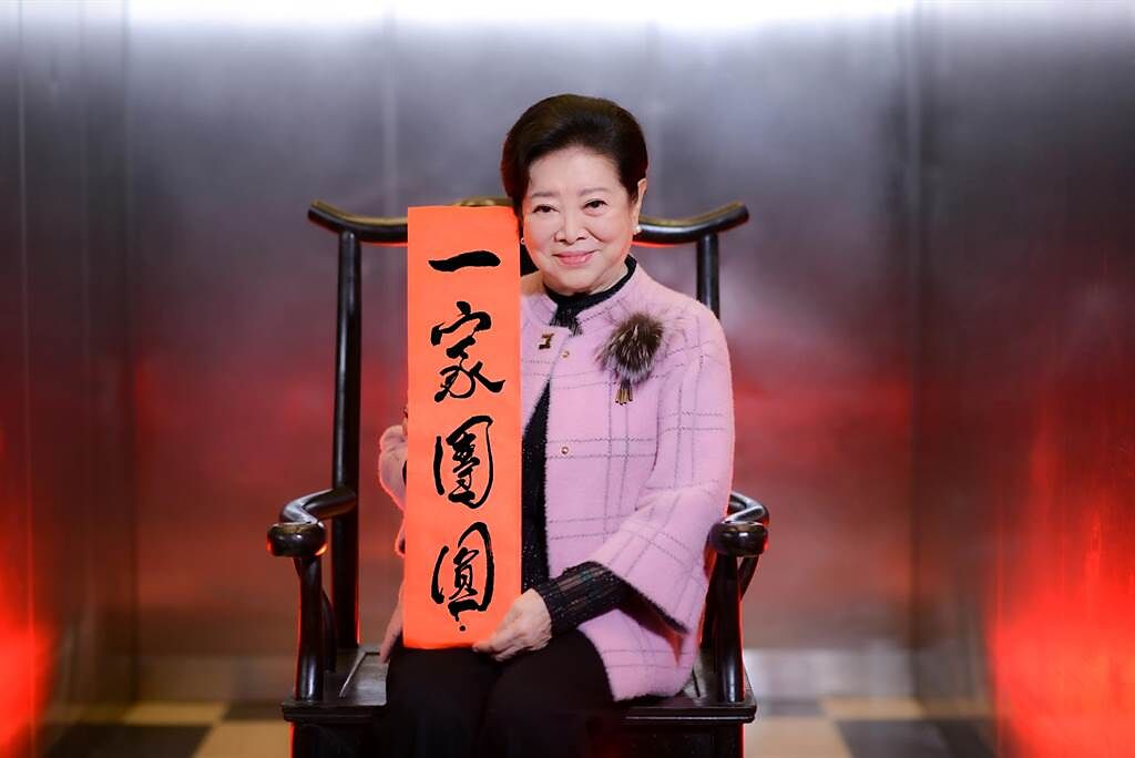 陳淑芳重返台八拍攝虎年年曆為宣傳打頭陣。（三立提供）
