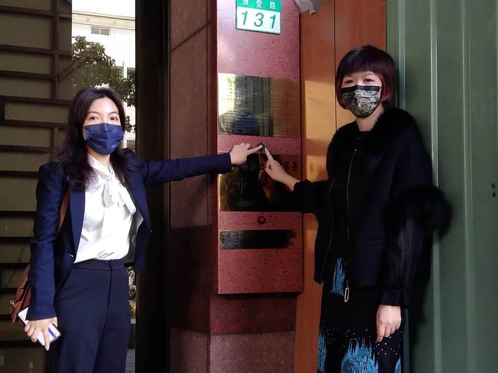 健身中心股東謝喻詠（右）與律師徐子雅（左）去年台北地檢署控告邱樂偉（Royal Chiou）涉嫌詐欺取財罪。（本報資料照片）