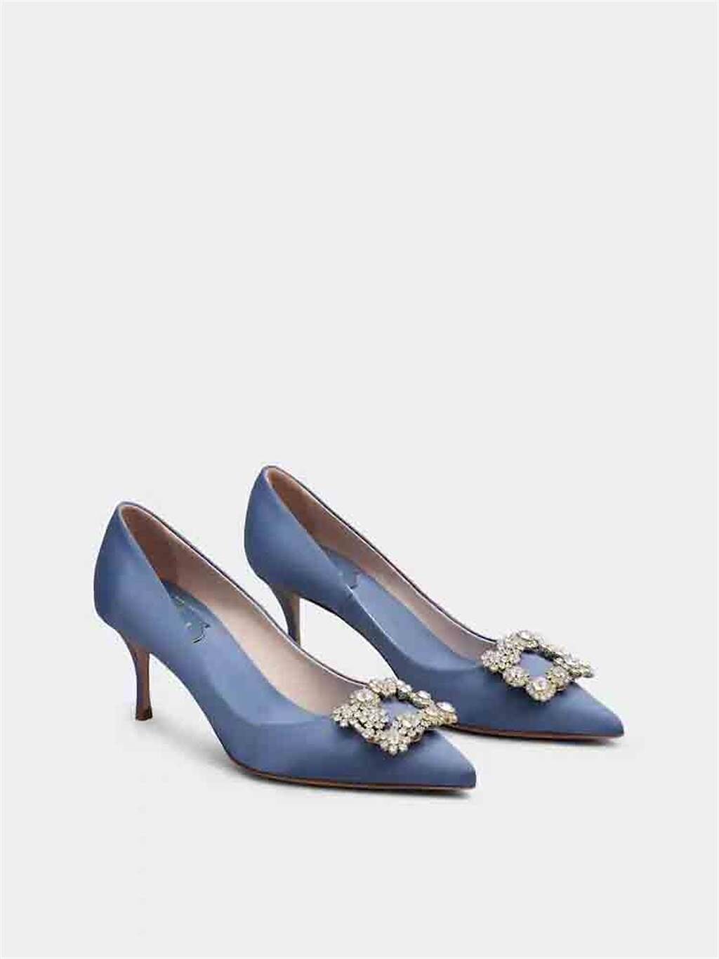 Roger Vivier Flower Strass迷霧藍緞面花鑽跟鞋，6萬8200元。（Roger Vivier提供）