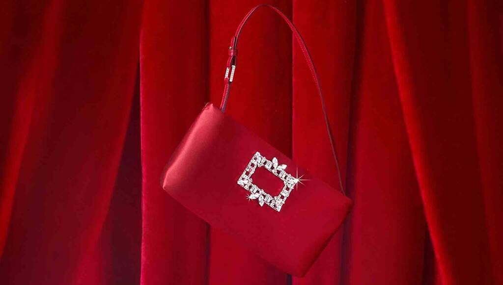 Roger Vivier RV Nightlily紅色緞面鑽扣提包，4萬9600。（Roger Vivier提供）