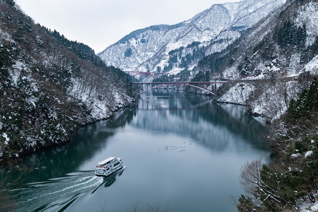 庄川峽秋有紅葉、冬有雪景，是來富山縣旅遊不可錯過的絕美景點。　圖：日本旅行情報局／提供
