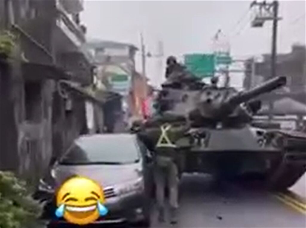 陸軍坦克撞轎車，車主買咖啡驚見這幕:也算人生成就。(翻攝臉書翻轉東台灣交通違規)