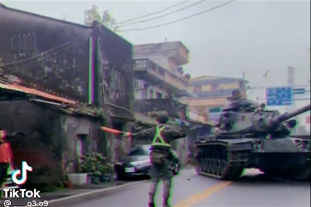 陸軍坦克撞轎車，車主買咖啡驚見這幕:也算人生成就。(翻攝臉書翻轉東台灣交通違規)
