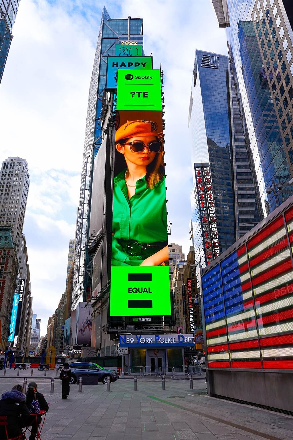 壞特？te登上美國紐約時代廣場的高樓巨型螢幕。（照片提供夢芝林）