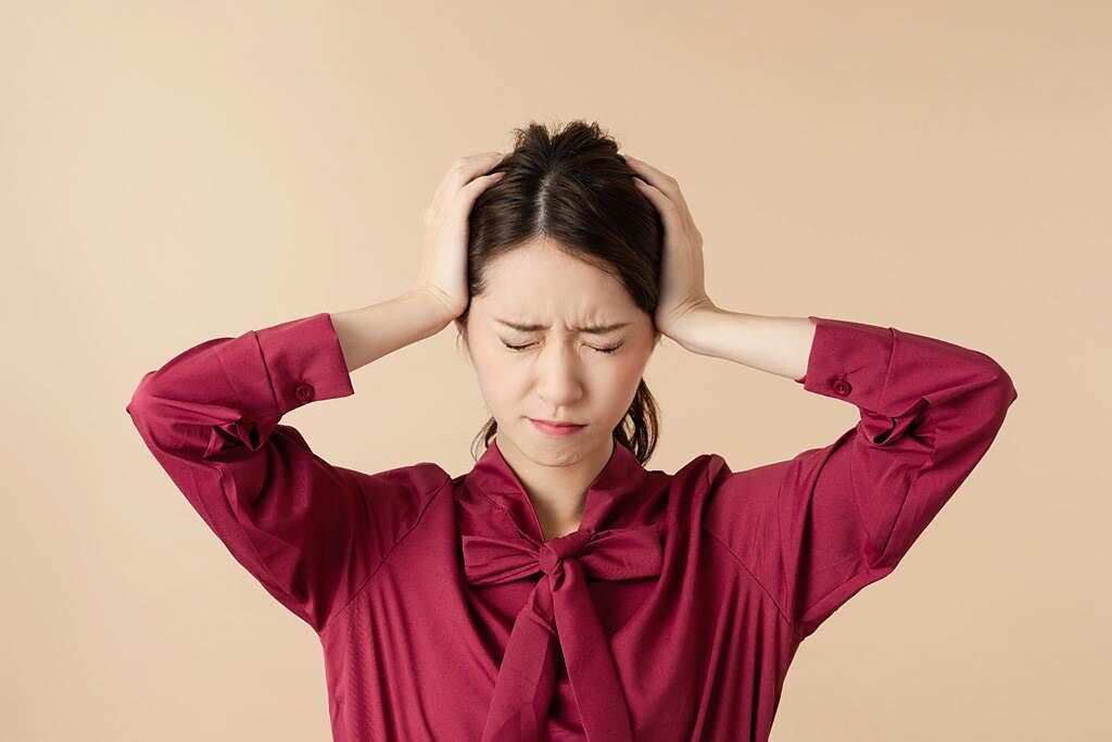 不少民眾外出吹到冷風就出現頭痛症狀，甚至伴隨一些頭暈、脖子緊繃僵硬等症狀。（示意圖／達志影像）