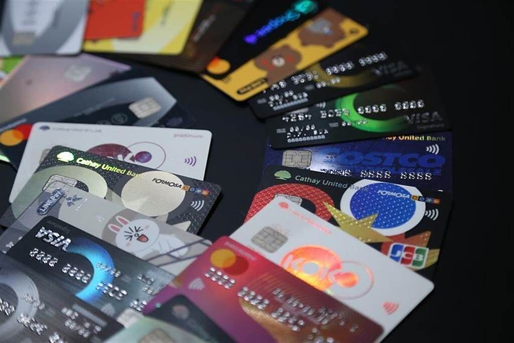 網友貼出一張信用卡僅1千額度，網友大開眼界。（示意圖／本報資料照）