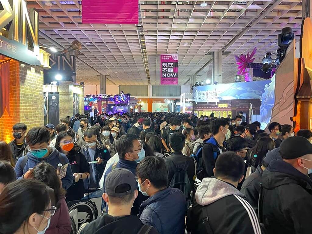 2022台北國際電玩展今（22）日開幕，吸引近萬名玩家到場觀展，人數多到讓網友相當擔心。(圖翻攝自臉書/4Gamers)