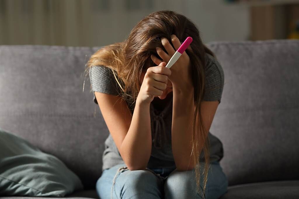 一名網友一直勸友人與無法懷孕的妻子離婚，卻反被友人痛罵太現實，讓他無法理解。（示意圖／Shutterstock）