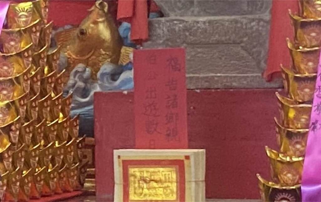 王姓夫婦留下紅紙條，就將神像搬走。（翻攝照片／李京昇苗栗傳真）