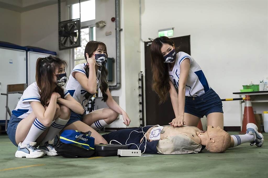 Fubon Angels在消防員的引導下，正確地完成了CPR急救程序。（浪LIVE提供）（由左至右：秀秀子、Jessy、穎兒）