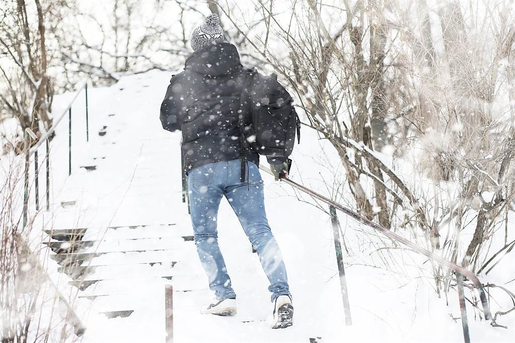 加拿大一名男客人無畏風雪，踏過60公分厚雪到餐廳用餐，未料走到門口才發現沒開門。(示意圖/達志影像)