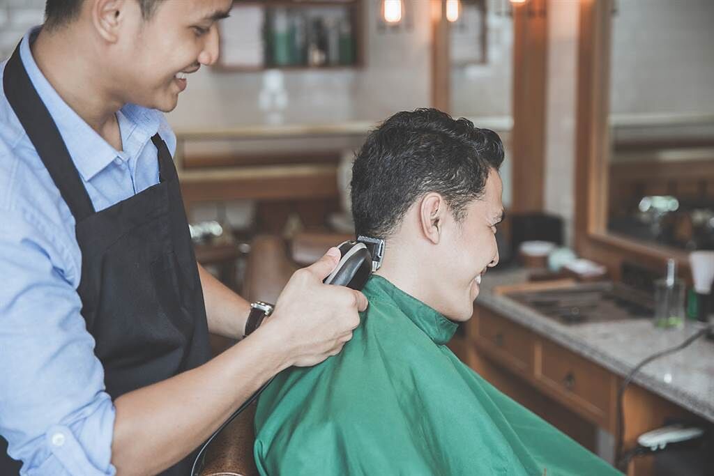 大陸一名理髮師幫客人做「金錢豹」髮型，讓網友震驚不已。(示意圖/達志影像)