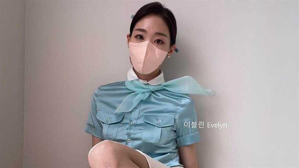 南韓網紅Evelyn日前PO出換穿空姐制服的性感影片而遭到大韓航空提告。（圖／IG＠evelynsexy19）