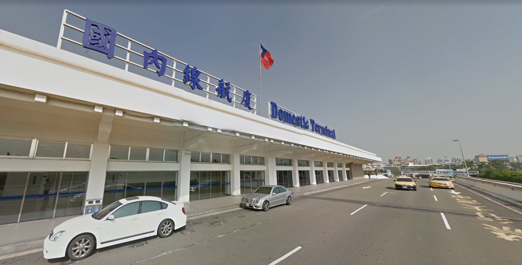 高雄小港機場也曾有過搭計程車賺外快的時光。（圖／翻攝自Google Map）
