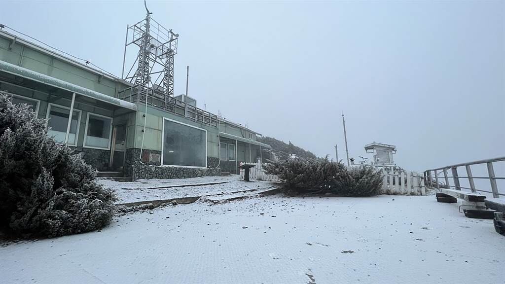 玉山的雪從清晨6點30分下到7點停止，積雪約0.7公分厚。(氣象局提供)