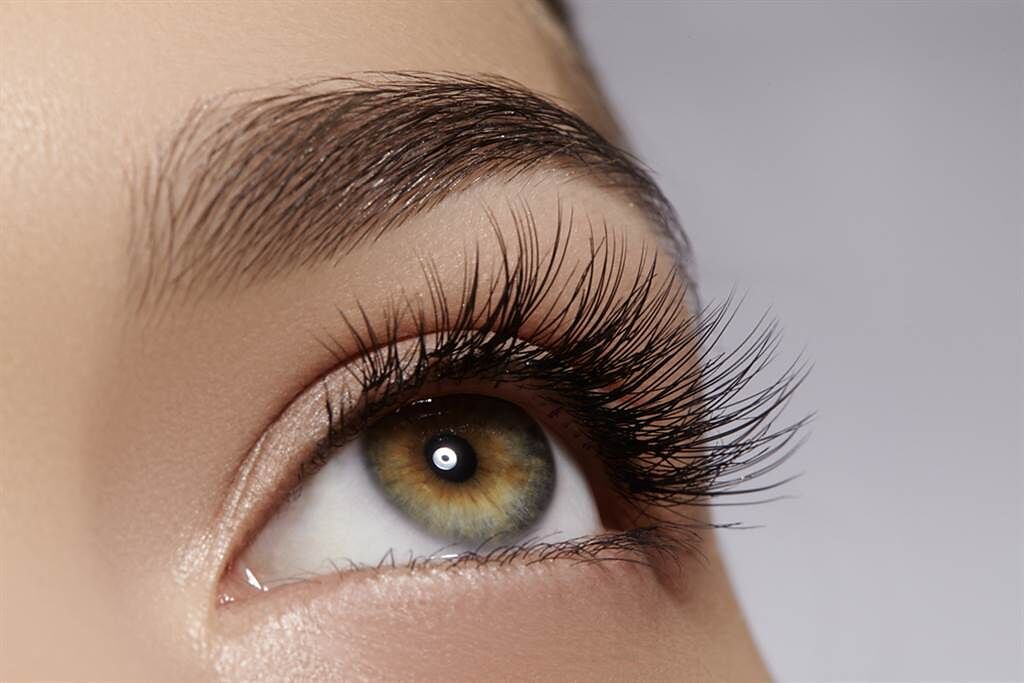 眼睛猛眨？4大症狀恐是「眼輪匝肌亢進症」。(示意圖/Shutterstock)