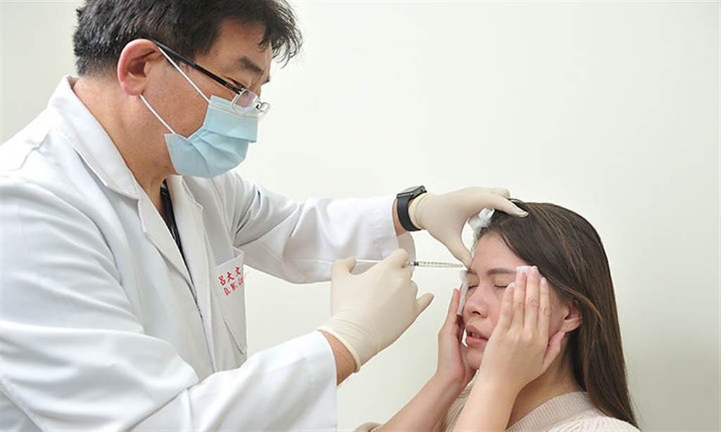 目前眼輪匝肌亢進症的主要治療方法是使用肉毒桿菌素注射，施打在眼肌的周圍。(圖/康健雜誌提供）