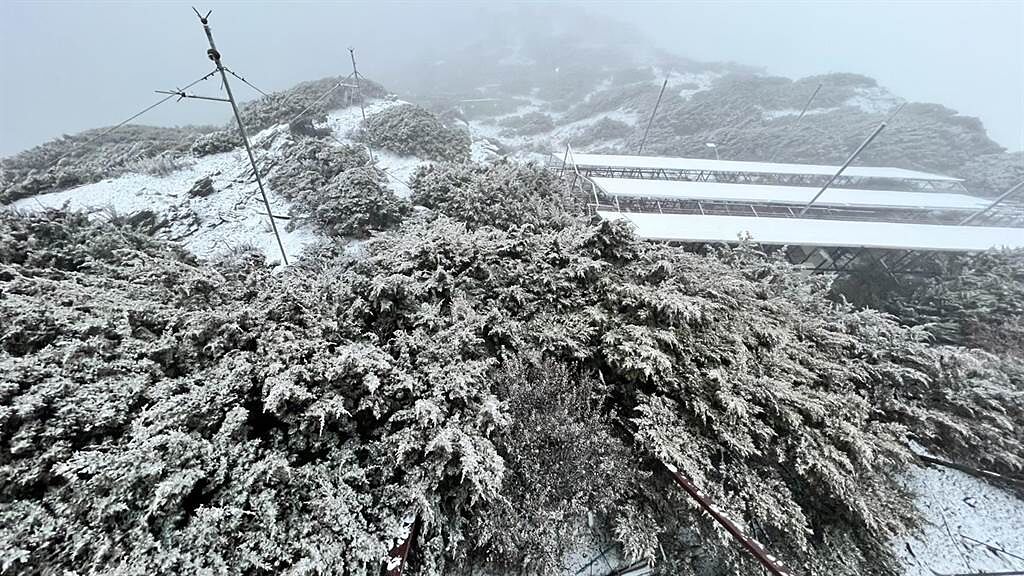 玉山今晨降雪，積雪約1公分。（玉山氣象站提供）