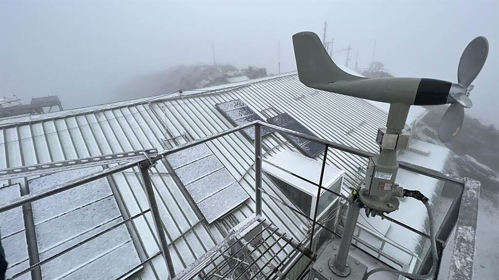 玉山降雪凍壞氣象站風向風速儀。（玉山氣象站提供）