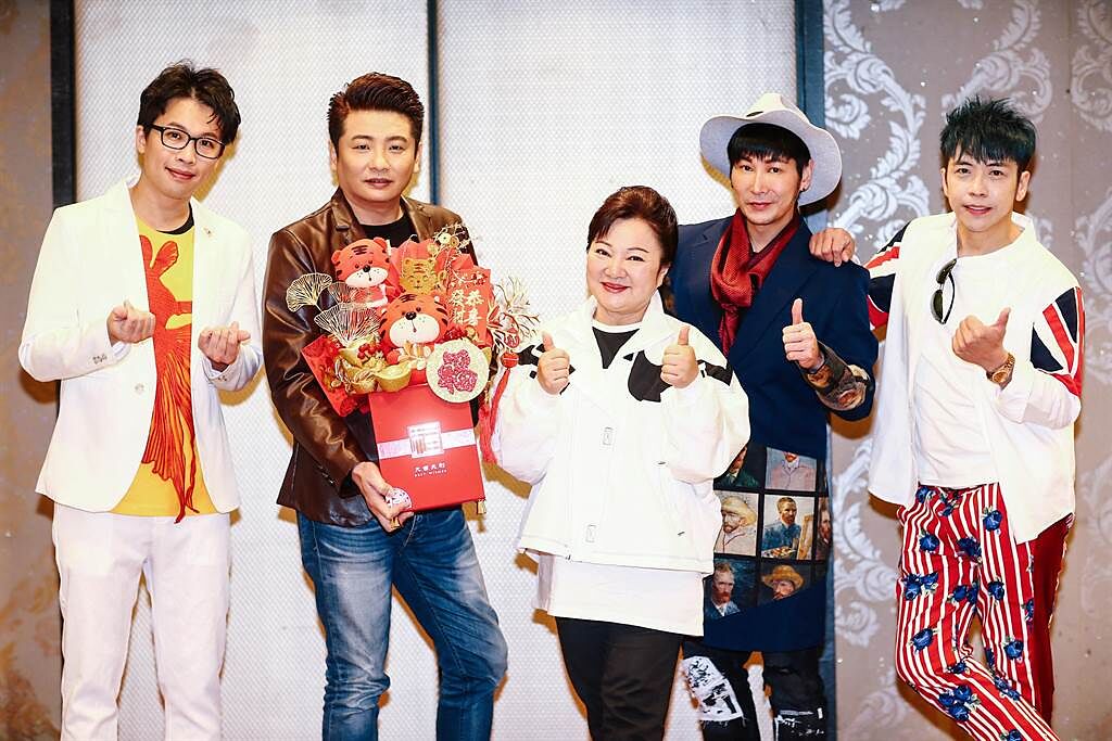 白冰冰率旗下藝人蔡佳麟、東諺、阿文、陳思瑋等人一起舉行歲末餐敘、提前祝賀新年。（鄧博仁攝）